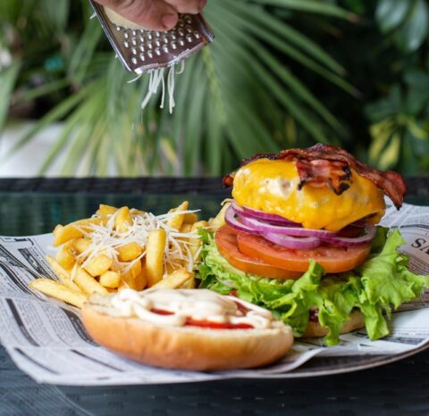 burger with chips