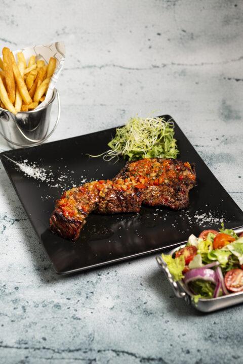 ternera con salada y papas