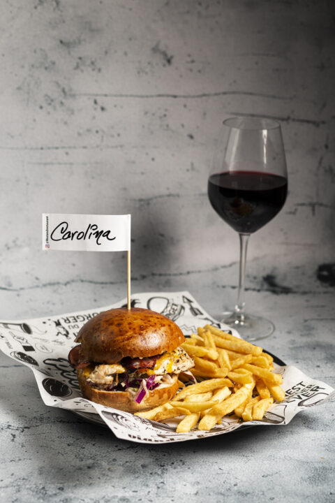 hamburguesa con copa de vino